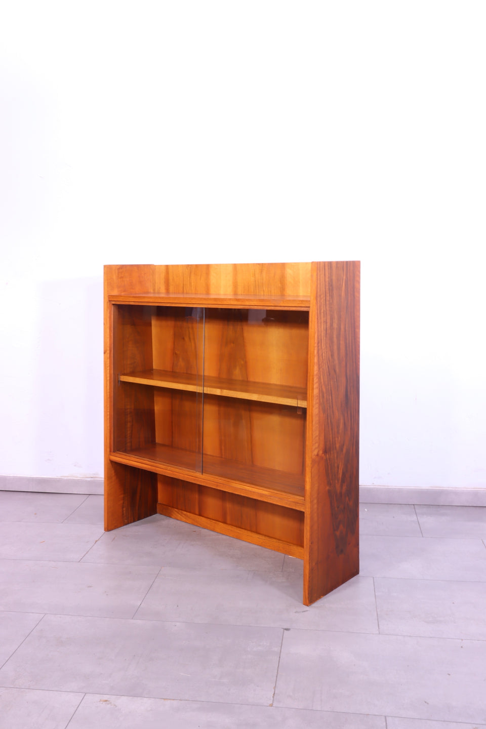 Schlichtes Mid Century Bücherregal Vitrine Retro Regal 1 von 2