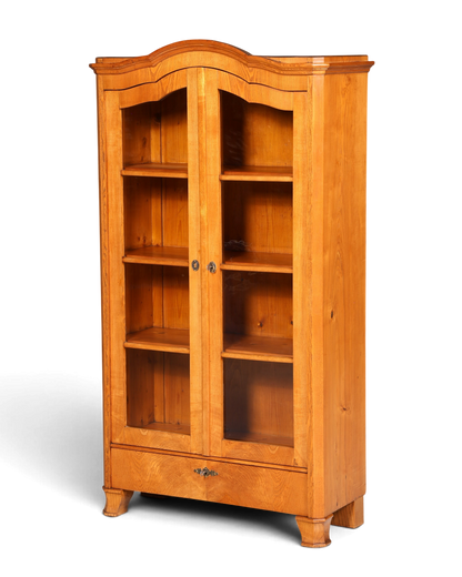Hauptstadt Möblerei Biedermeier Vitrine aus massivem Weichholz mit Glastüren und Schublade im Landhausstil