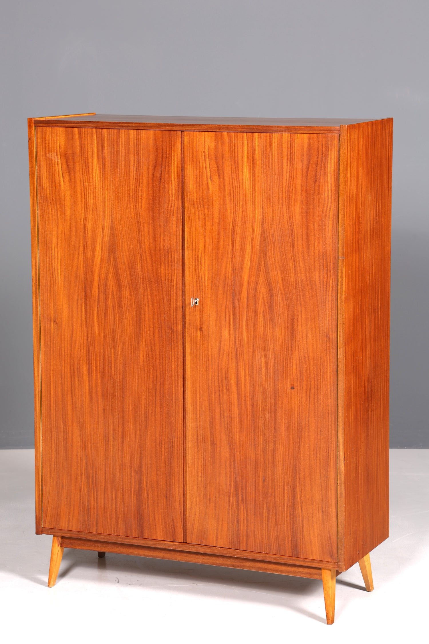 Wunderschöner Mid Century Schrank Retro Kleiderschrank Vintage Wäscheschrank 60s