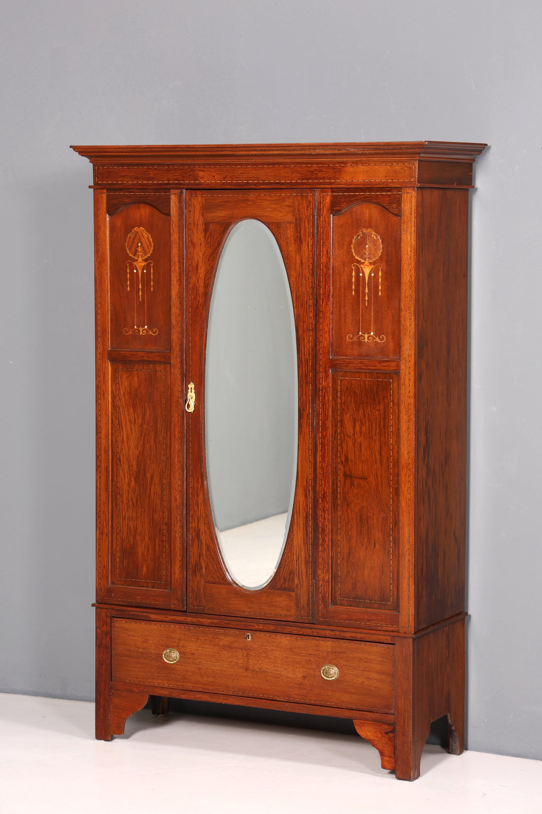 Traumhafter Englischer Jugendstil Schrank um 1910 massiv Holz Kleiderschrank