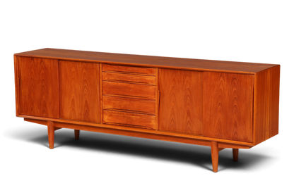 Hauptstadt Möblerei Dyrlund Mid Century Sideboard aus Teakholz mit Schiebetüren und Schubladen im dänischen Design