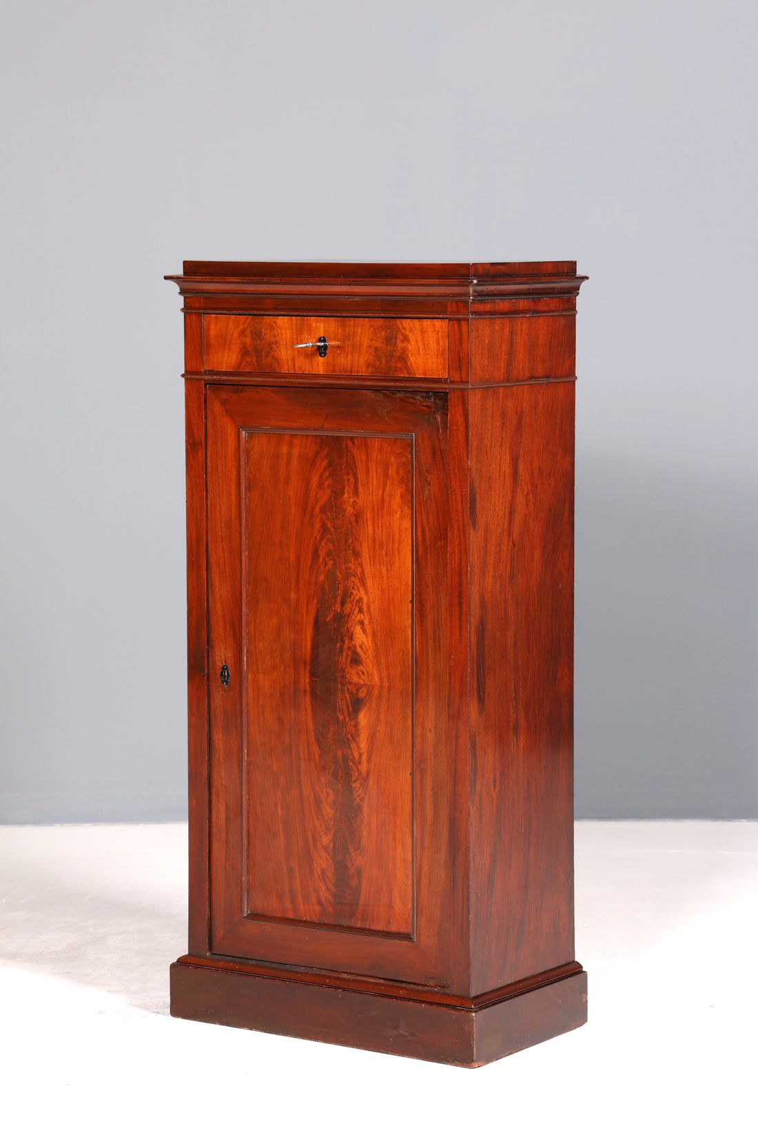 Wunderschöner Englischer Schrank Antik Louis Philippe Mahagoni Vertiko Regal