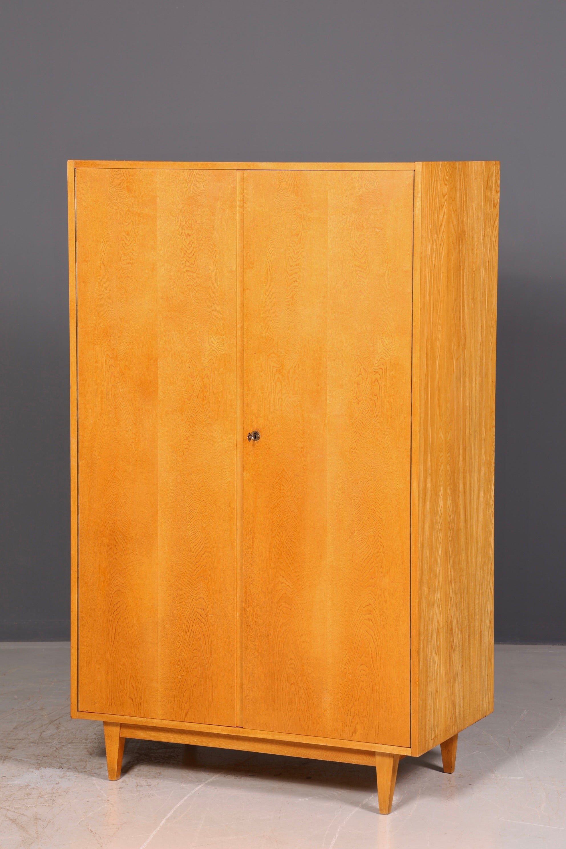 Traumhafter Original Hellerau Kleiderschrank Mid Century Vintage Schrank Retro Wäscheschrank Dielenschrank