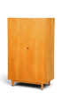 Hauptstadt Möblerei Hellerau Kleiderschrank aus hellem Echtholz im Mid-Century-Design mit zwei Türen und Holzbeinen