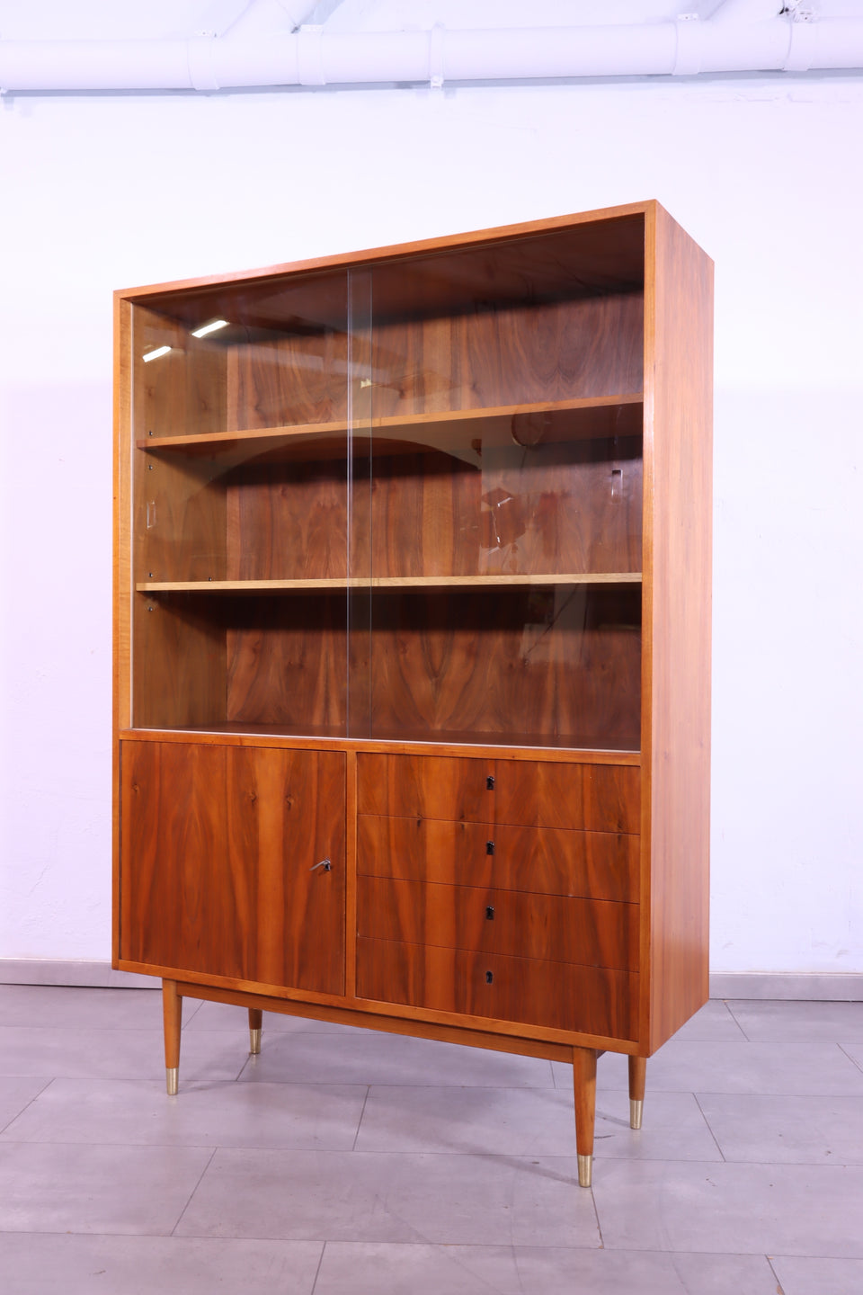 Wunderschönes Mid Century Vitrine Retro Highboard Nussbaum Schrank Kommode