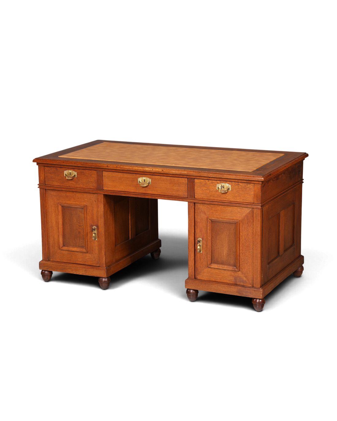 Hauptstadt Möblerei Jugendstil Schreibtisch aus massiver Eiche mit Lederauflage und Messingbeschlägen im Antik-Look