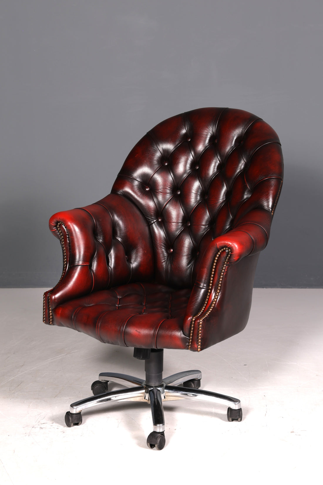 Wunderschöner Original Chesterfield Bürosessel echt Leder Sessel Bürostuhl Captain Chair Sessel Office Chair