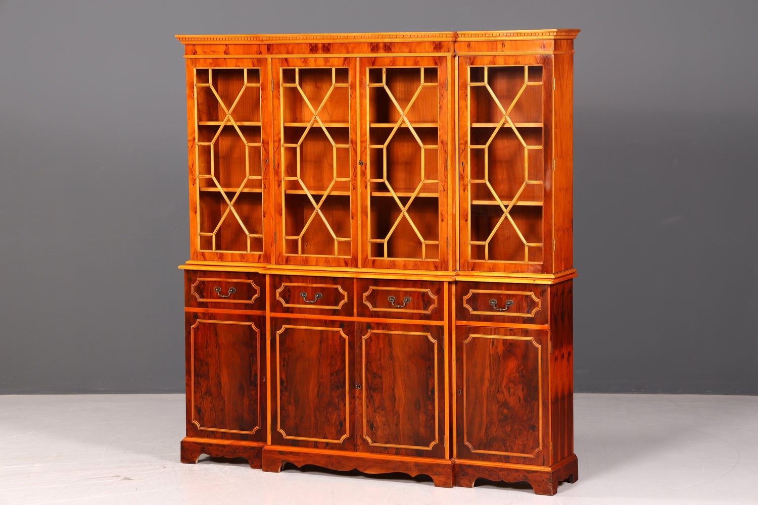 Beeindruckender Englischer Bücherschrank Eibe Vitrine Bibliothek Bücherregal Glasvitrine Buffet Chippendale Vintage