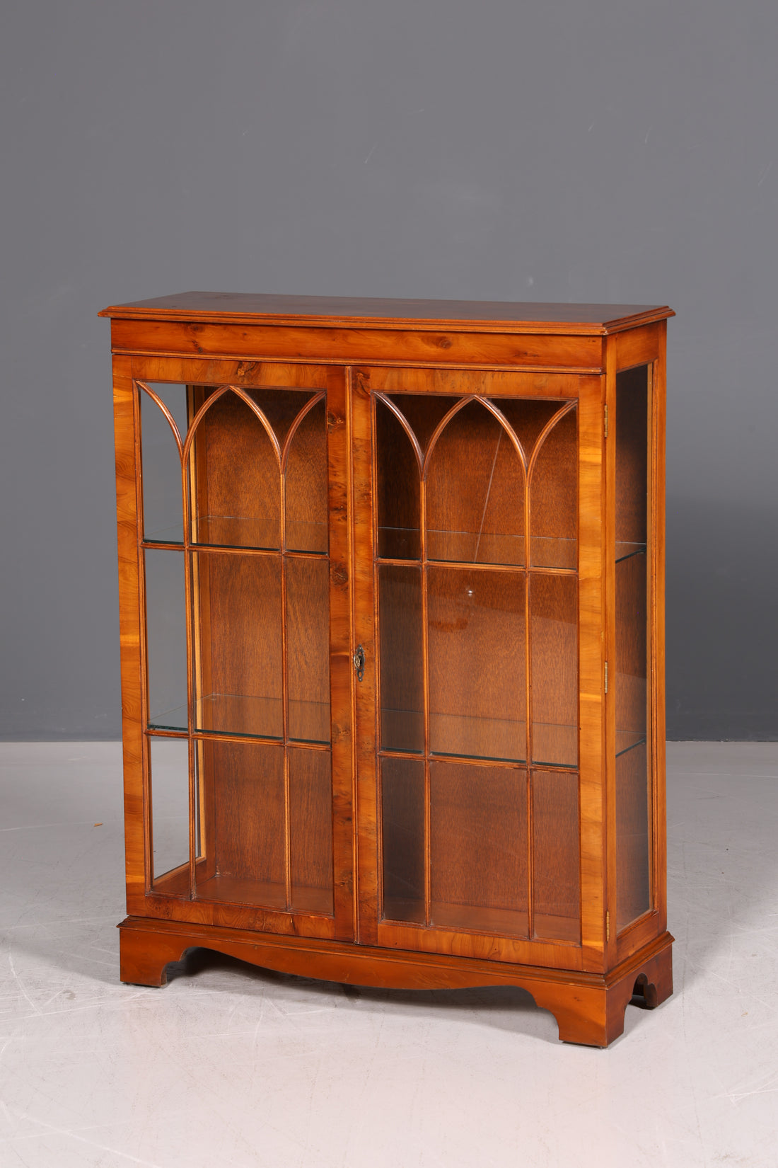 Traumhafte Englische Vitrine Bücherschrank Glasvitrine Antik 60s Eibe Vitrinenschrank Schrank Vintage