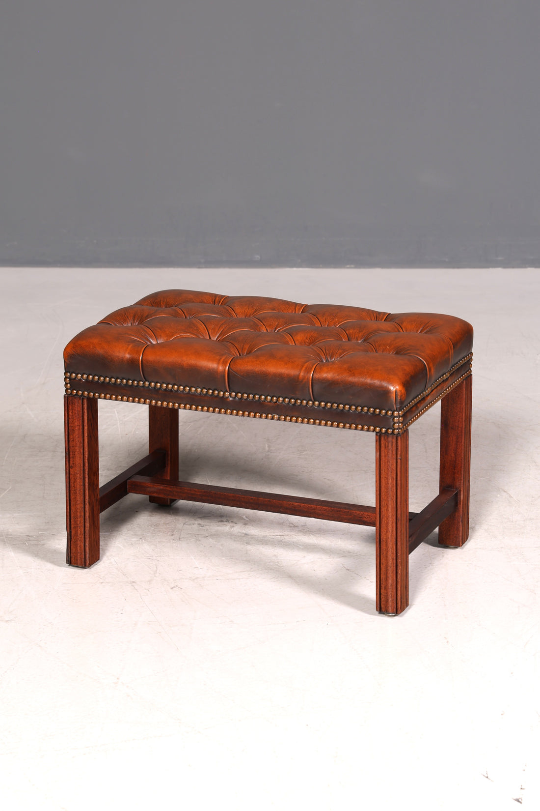 Original Chesterfield Hocker echt Leder Englischer Fusshocker UK Englisch Fussablage