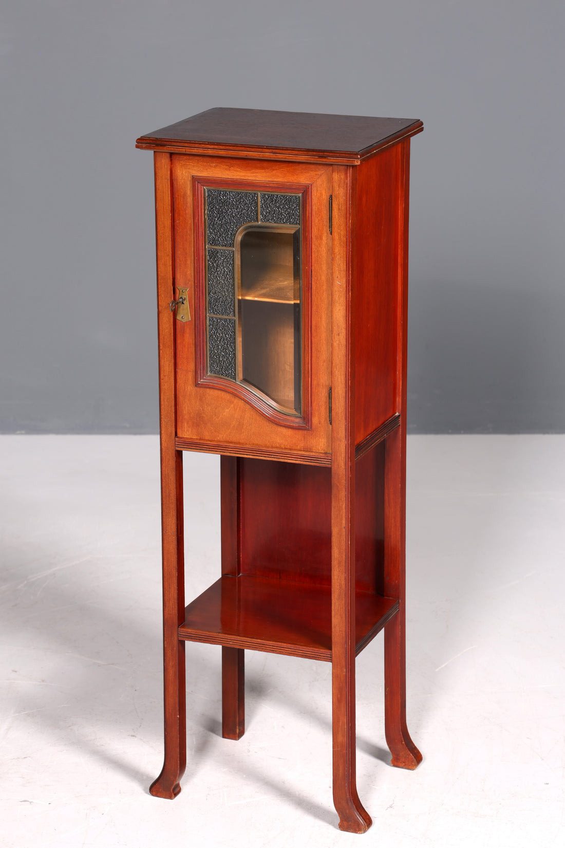 Traumhafte filigrane Jugendstil Vitrine Antike Holz Schrank Glasschrank Bleiverglasung