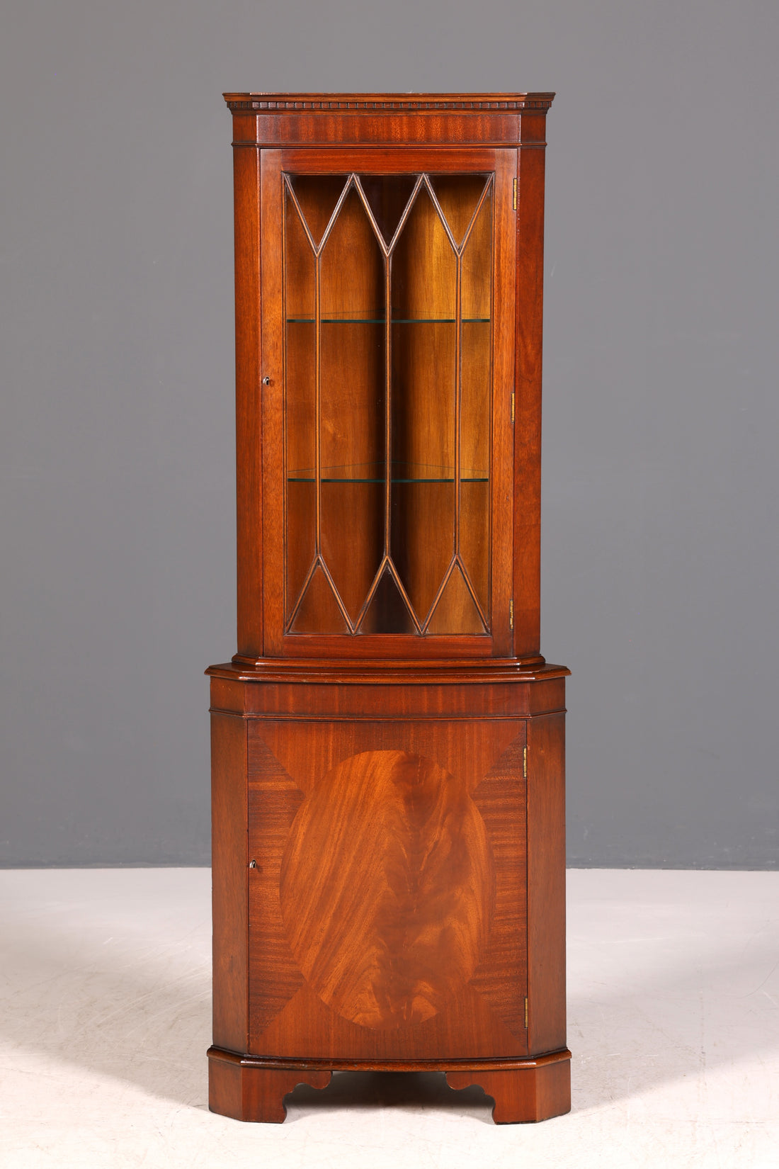 G028 Finish cm Wunderschöne Englische Eckvitrine Mahagoni Antik 60s echt Holz Schrank Eckschrank Glasvitrine