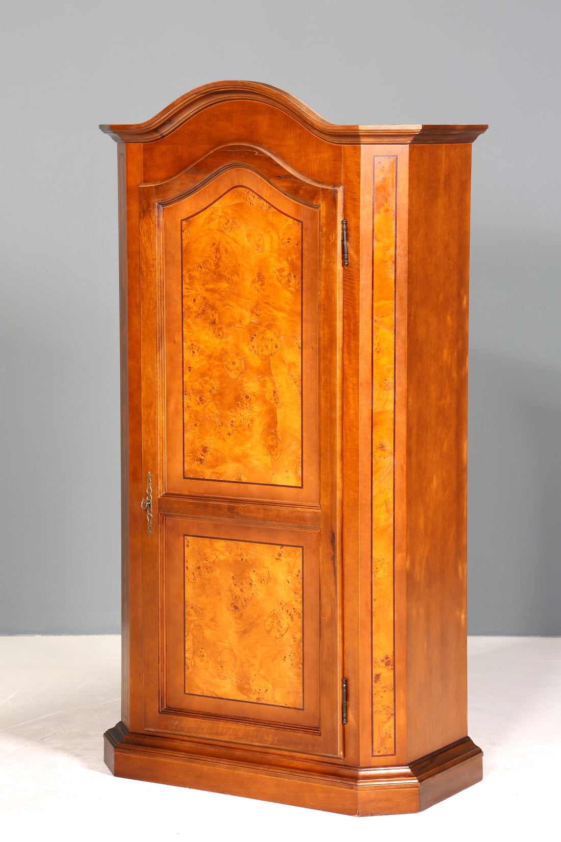 Traumhafter Original Selva Schrank Antik Stil massiv Holz Dielenschrank Kleiderschrank Wäscheschrank