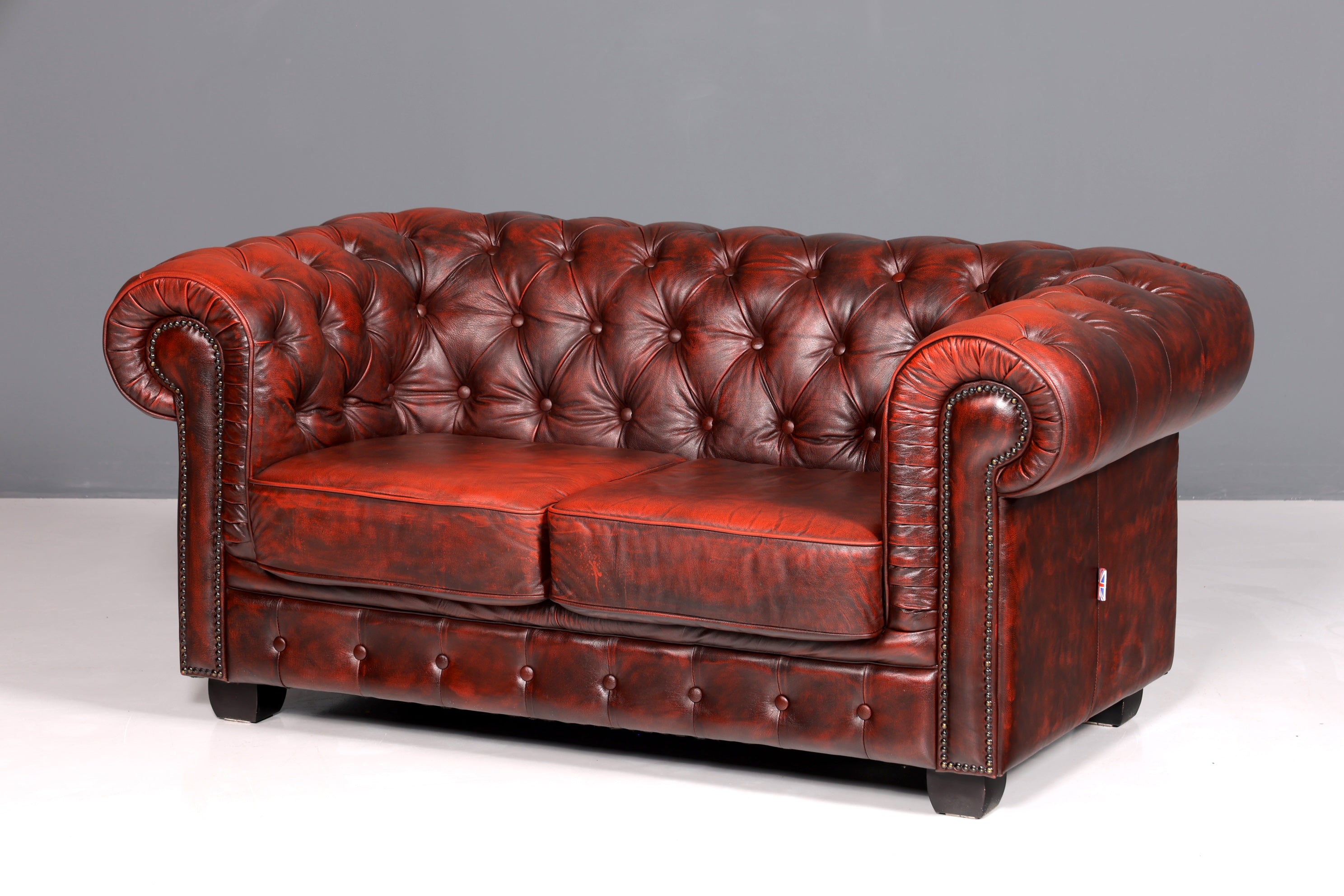 Wunderschönes Original Chesterfield 2er Sofa Englisch Oxblood Leder 2- Sitzer Couch