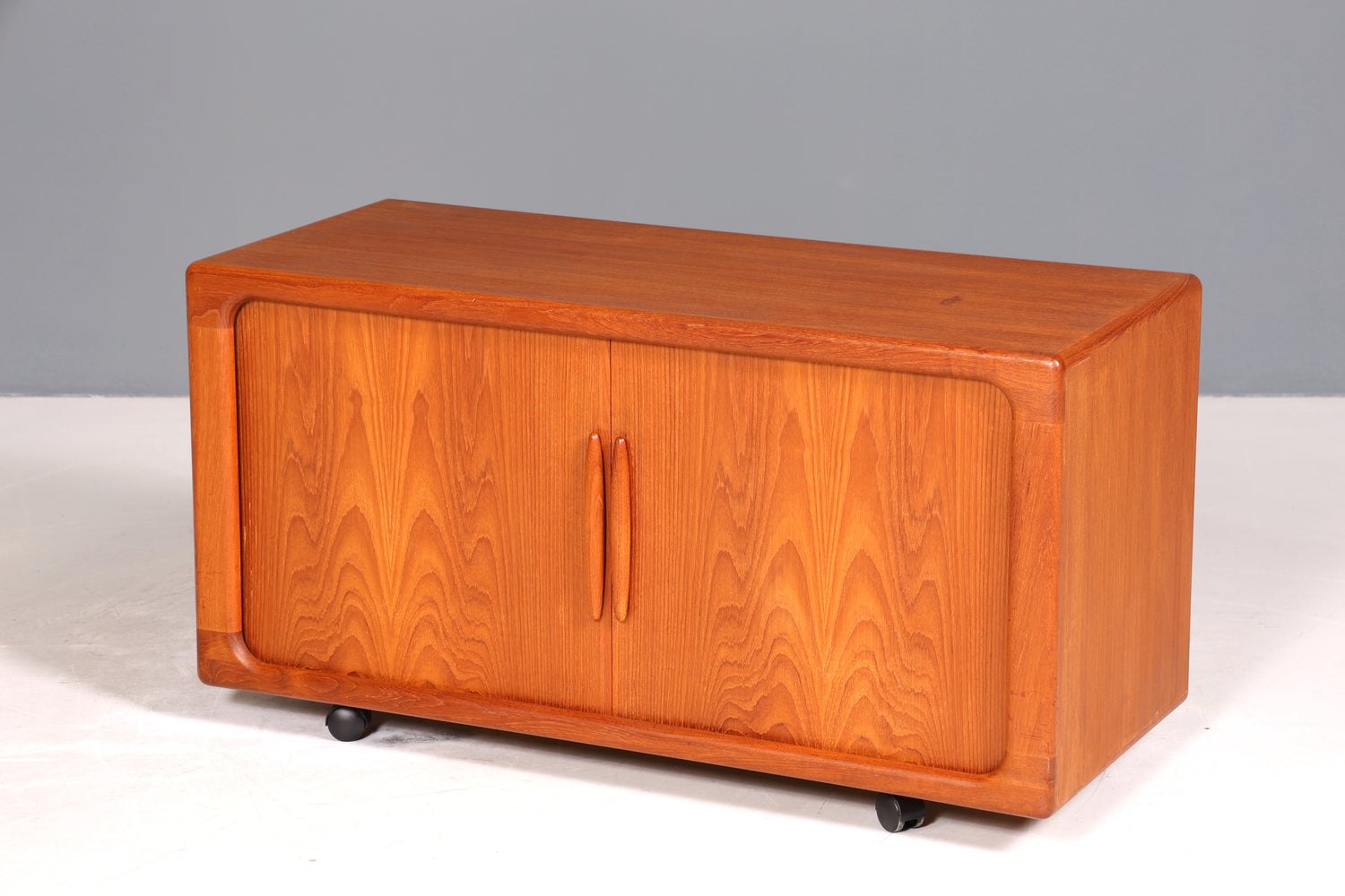 Wunderschöner Mid Century Schrank Original Dyrlund Sideboard Danish Design Teak Holz TV Schrank 60s