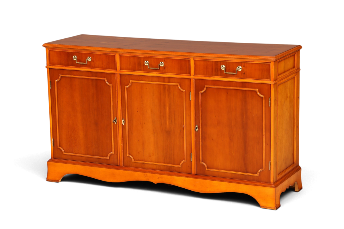 Hauptstadt Möblerei englisches Sideboard aus Eibenholz mit drei Schubladen und Türen im antiken Vintage-Stil