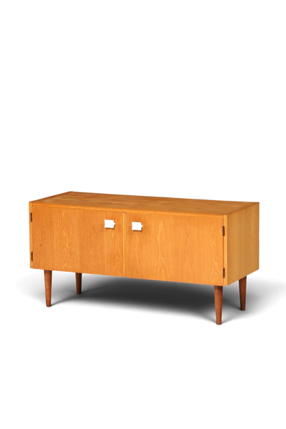 Hauptstadt Möblerei Hellerau Mid Century Kommode Modell 427 aus hellem Echtholz mit weißen Griffen