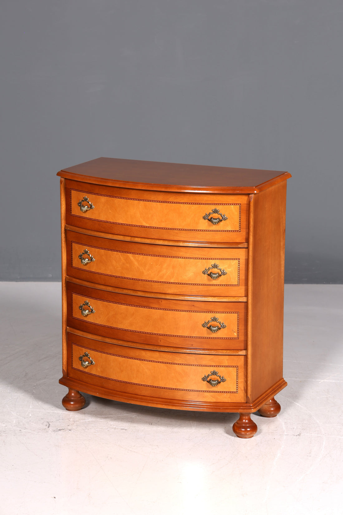 Traumhafte Kommode im Barock Antik Stil Vertiko Eibe Selva Stil Schubladenkommode