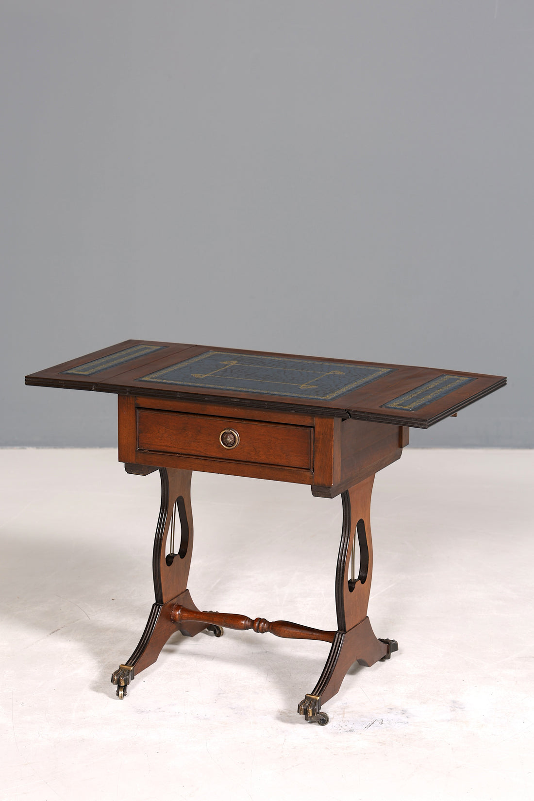 Wunderschöner Englischer Tisch Mahagoni Klapptisch Beistelltisch Englisch echt Leder Antik 60s Ablage