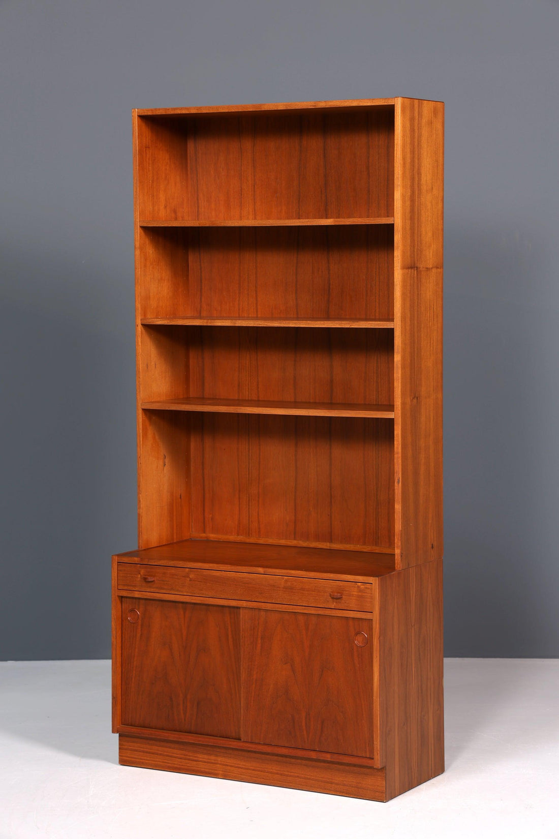 Stilvolles Mid Century Regal skandinavisches Bücherregal Kommode 60er Jahre
