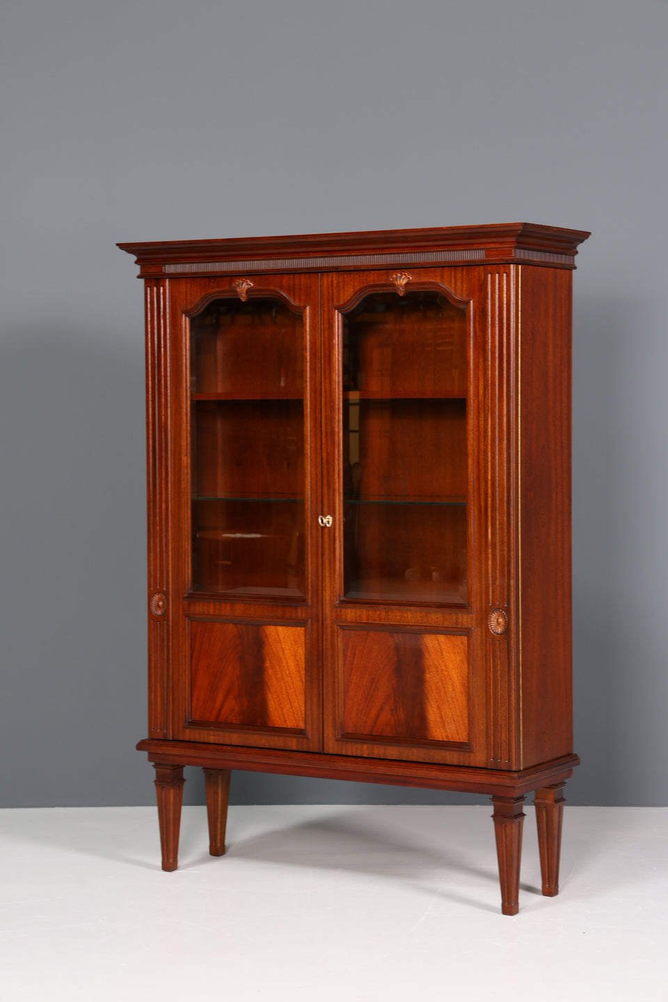 Traumhafte Vitrine im Englischen Stil Regal Geschirrschrank Gründerzeit Stil