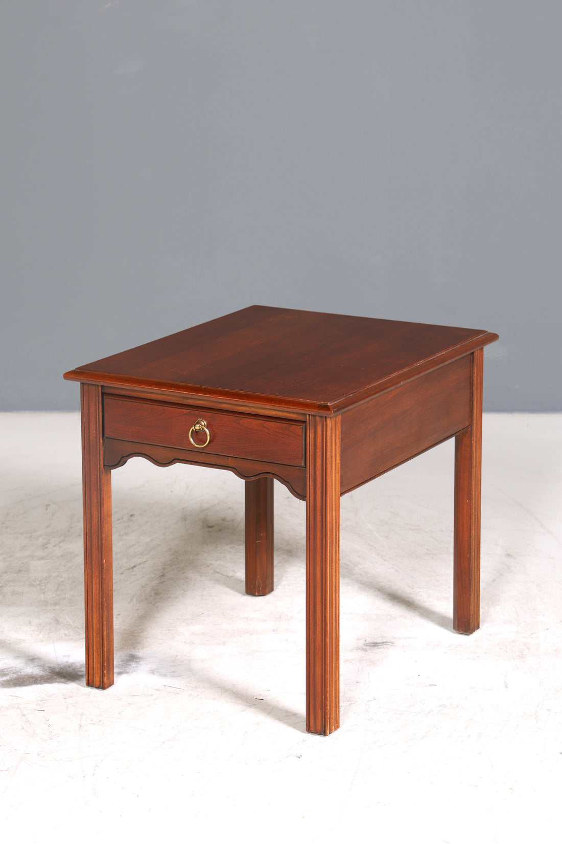 Wunderschöner Tisch der Marke Drexel Heritage Beistelltisch Antik 60s Ablagetisch 1 von 2