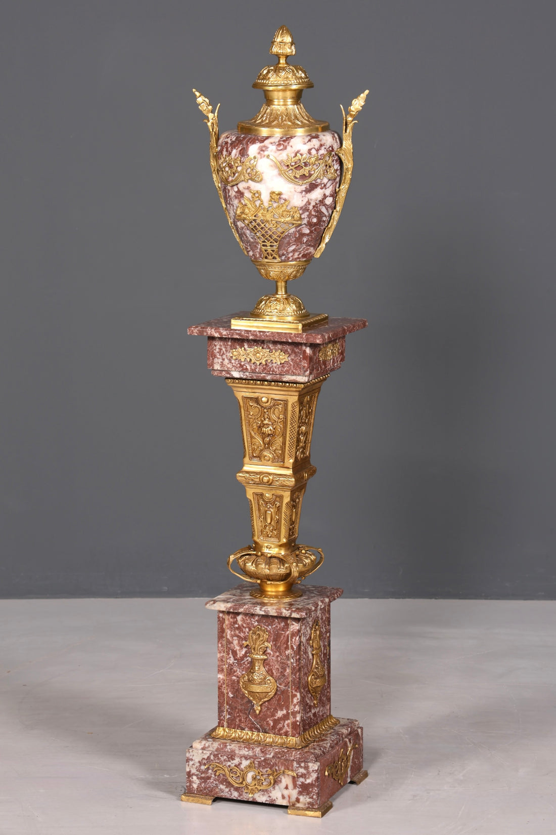Wunderschöne Barock Stil Säule mit Vase Louis XV Marmor Blumensäule Naturstein Sockel Ablage