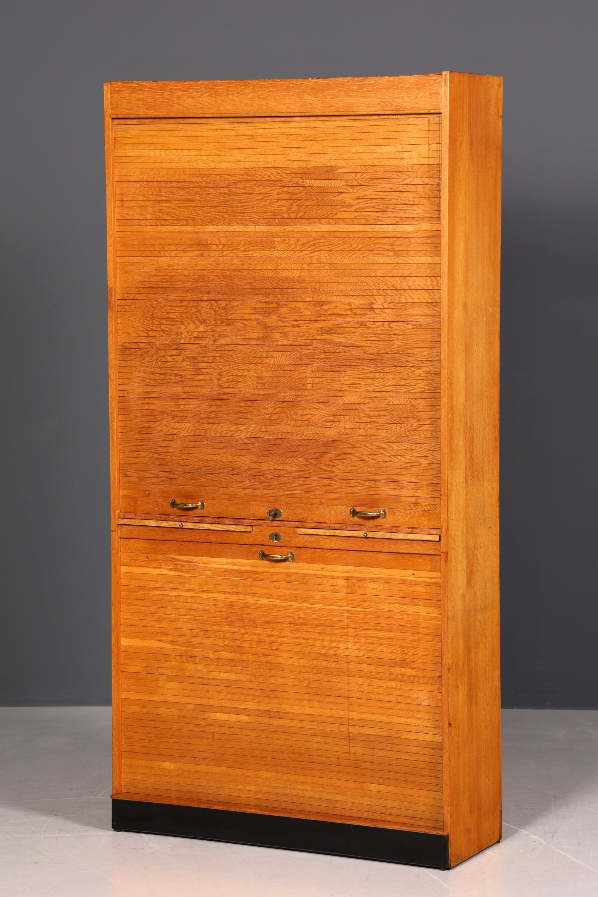 Schlichter Mid Century Rollladenschrank Bauhaus Apothekerschrank Art Deco Büro Aktenschrank