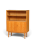 Hauptstadt Möblerei Vintage-Regalschrank aus hellem Holz mit Schiebetüren aus Glas und zwei unteren Holztüren