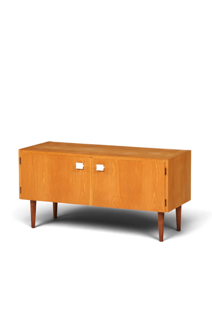 Hauptstadt Möblerei Hellerau Mid Century Kommode Modell 427 aus Holz als elegantes Sideboard oder TV-Schrank