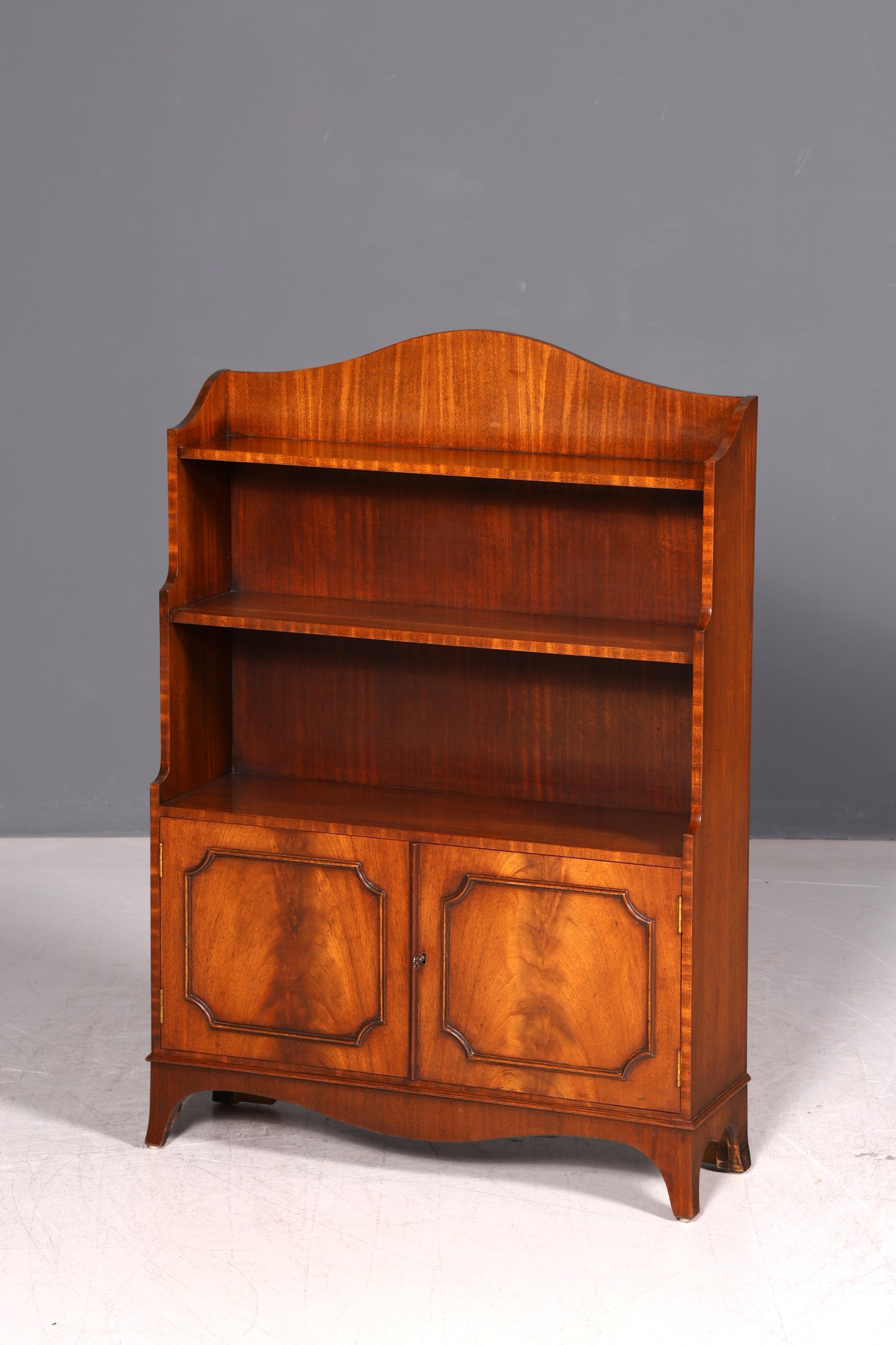 Wunderschönes Englisches Bücherregal Bevan Funnell Reprodux Mahagoni Regal mit Türfach 60s Standregal Bücherschrank