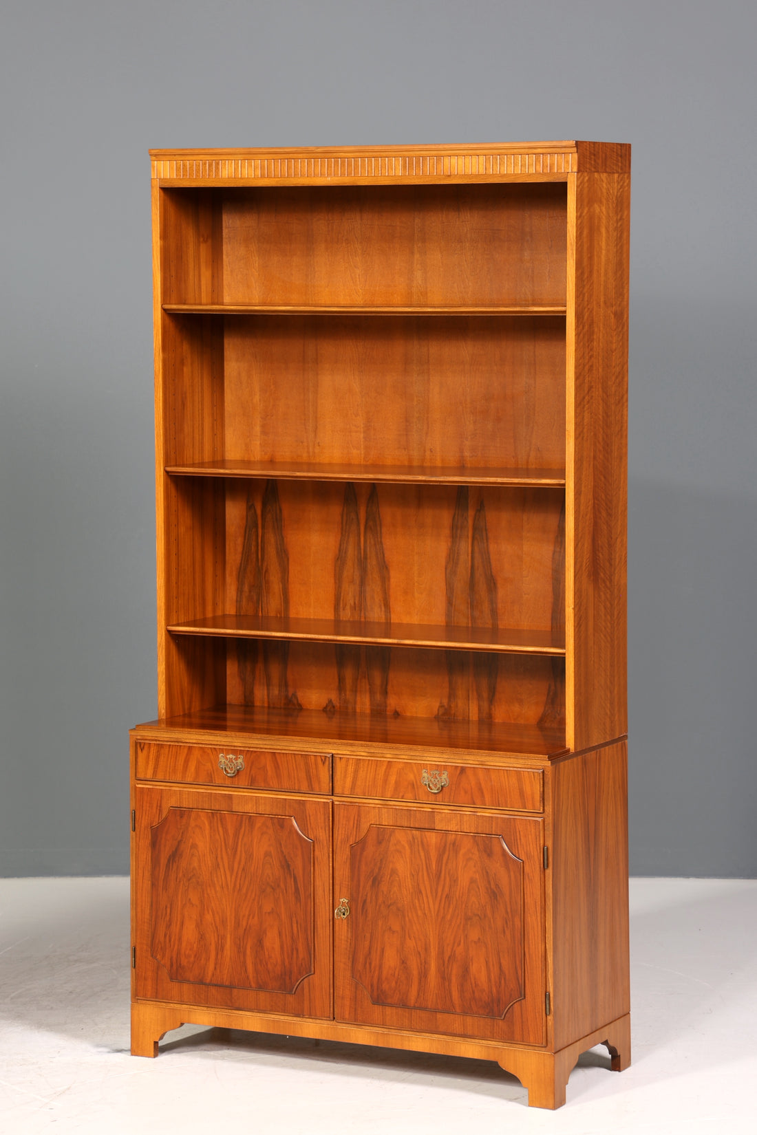 Wunderschönes Regal im englischen Stil Bücherschrank UK Bücherregal Schrank 60s Jahre 1 von 2