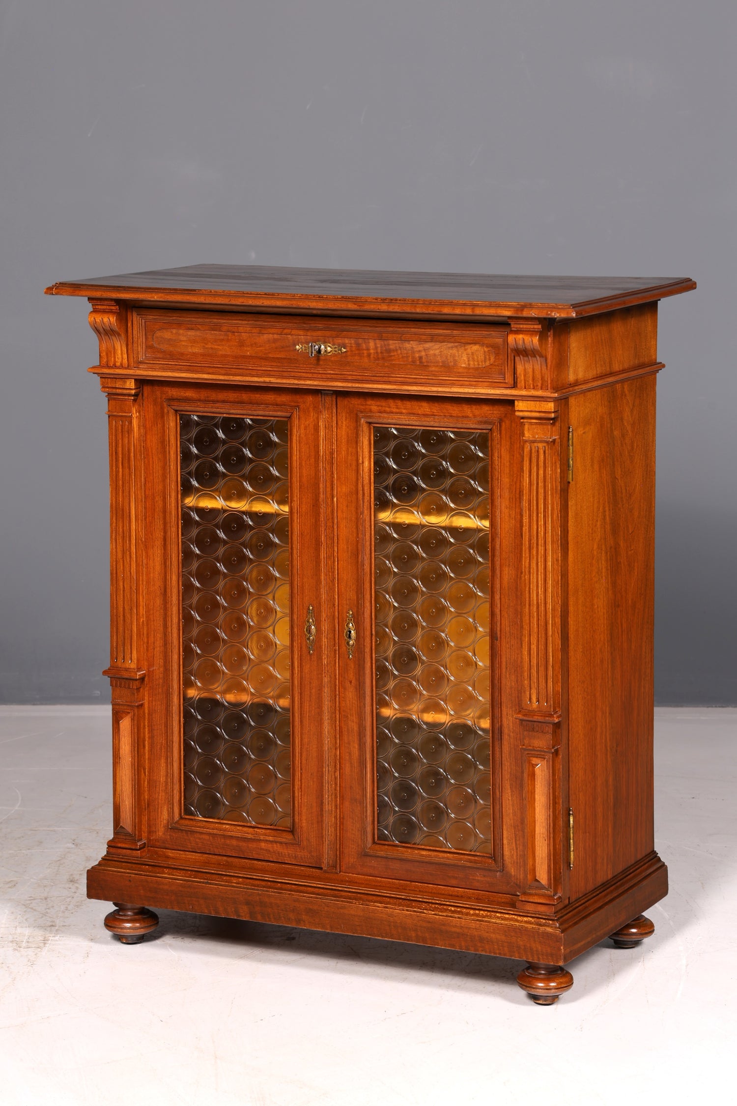 Edle Gründerzeit Vitrine um 1880 Schrank Antik Jugendstil Nussbaum Bücherschrank Buffet Vintage
