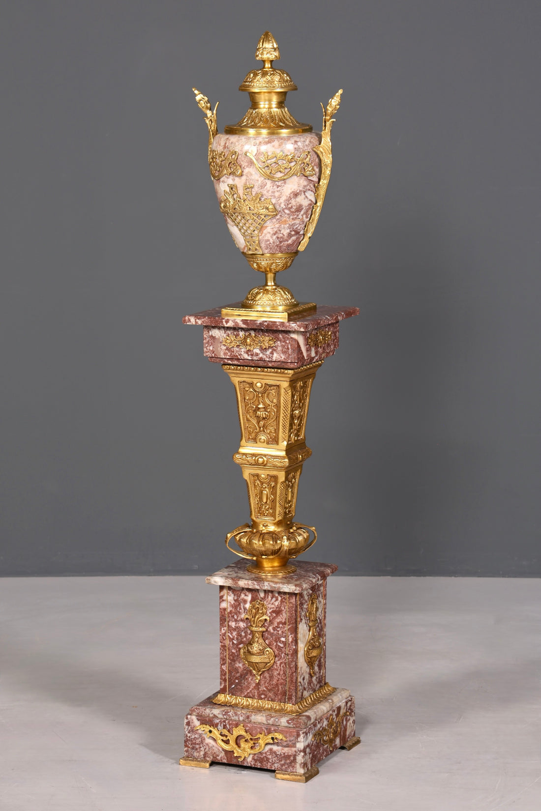 Wunderschöne Barock Stil Säule mit Vase Louis XV Marmor Naturstein Blumensäule Sockel Ablage