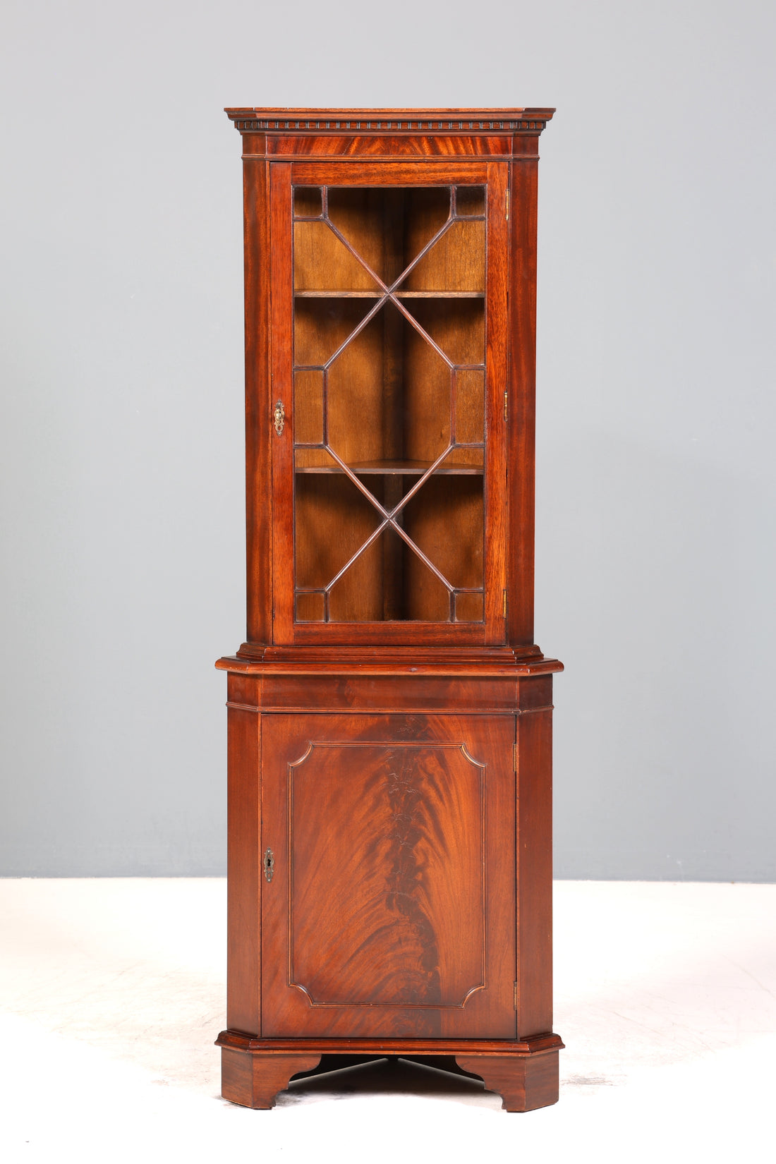 Wunderschöne Englische Eckvitrine Mahagoni Antik 60s echt Holz Schrank Eckschrank Glasvitrine