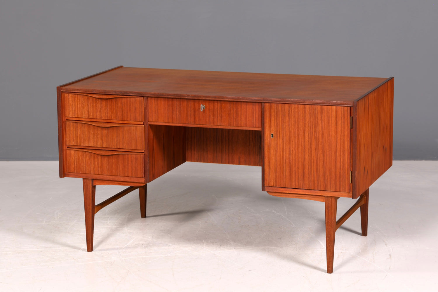 G036 Finish cm Wunderschöner Mid Century Schreibtisch Danish Design Bürotisch 60er Jahre Office Table (Kopie)