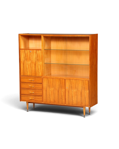 Hauptstadt Möblerei Mid Century Highboard aus Echtholz mit Glasschiebetüren, Schubladen und konischen Füßen