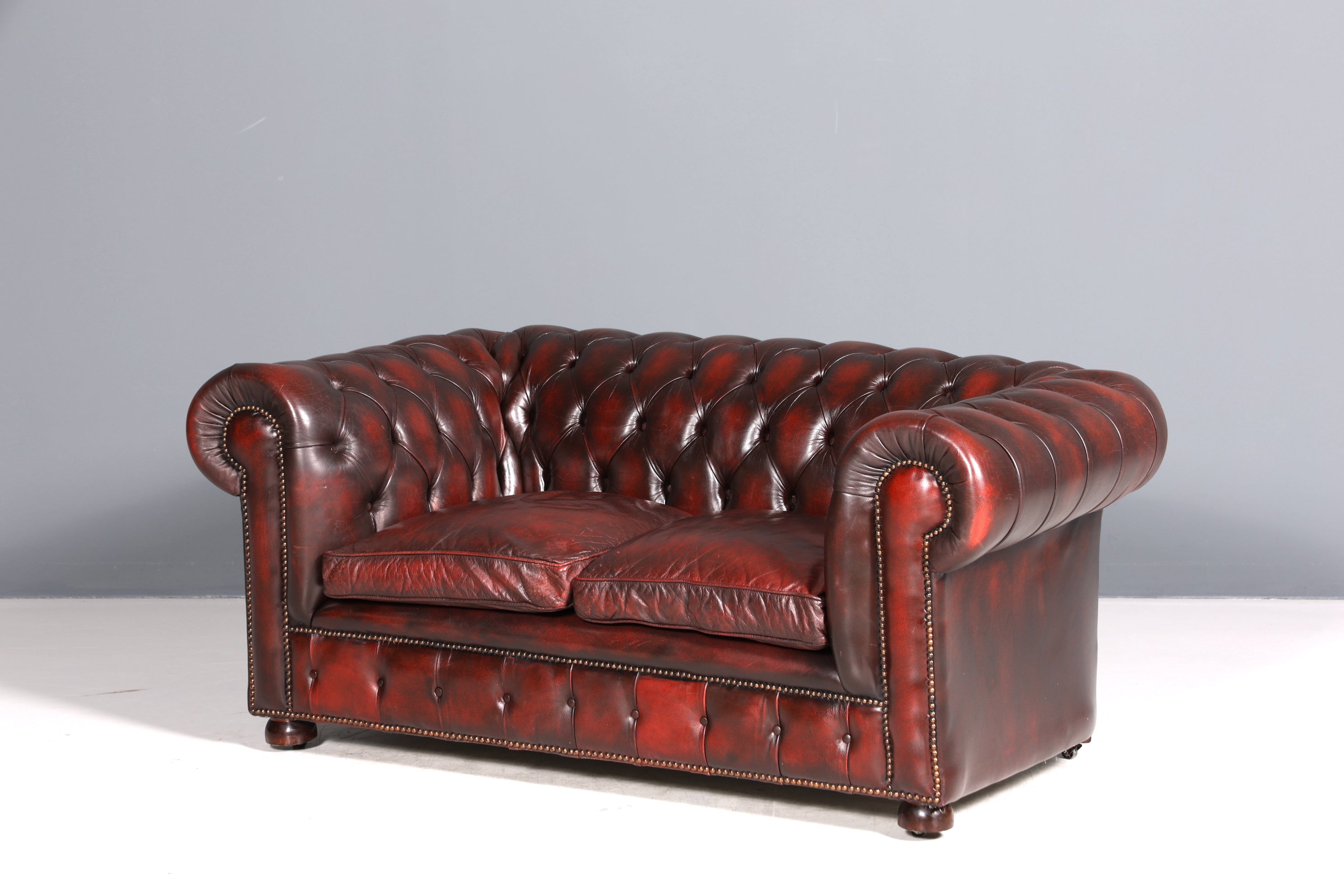 Stilvolles Original Chesterfield Sofa 2-Sitzer Couch England Oxblood Polstersofa