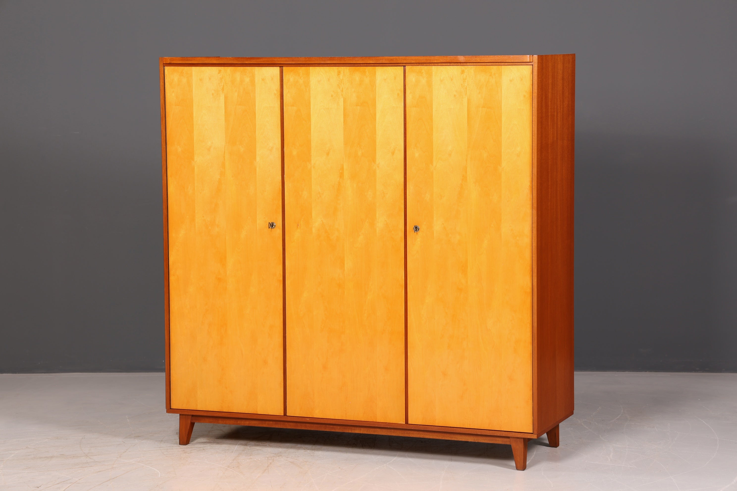 Traumhafter XL Mid Century Kleiderschrank Vintage Schrank Retro Wäscheschrank Dielenschrank Schlafzimmer
