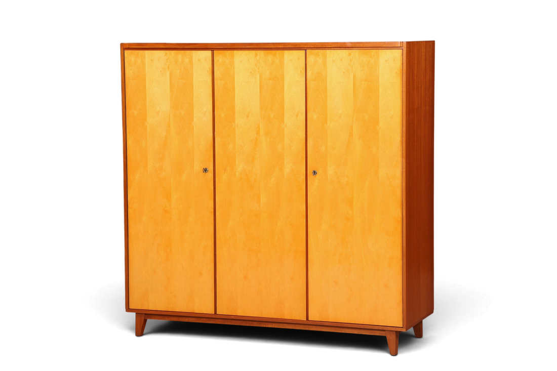 Hauptstadt Möblerei XL Mid Century Kleiderschrank aus massivem Holz mit drei Türen und eleganter Vintage Optik