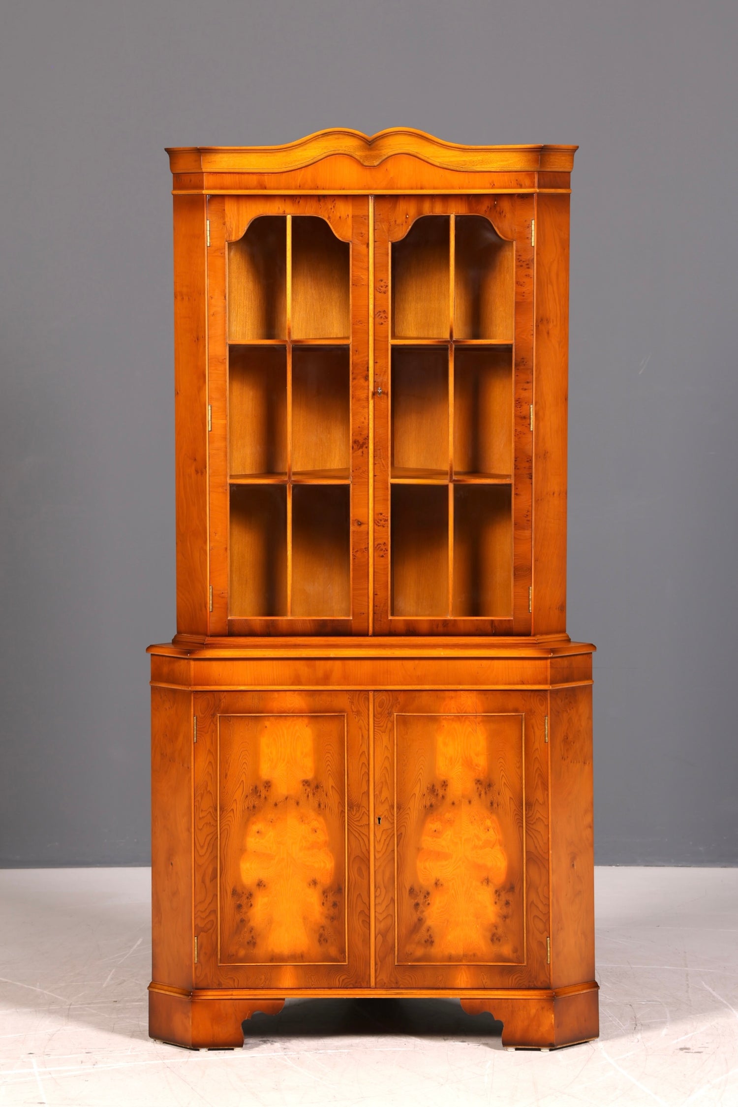 Wunderschöne Englische Eckvitrine Eibe Antik 60s Echt Holz Eckschrank Glasvitrine