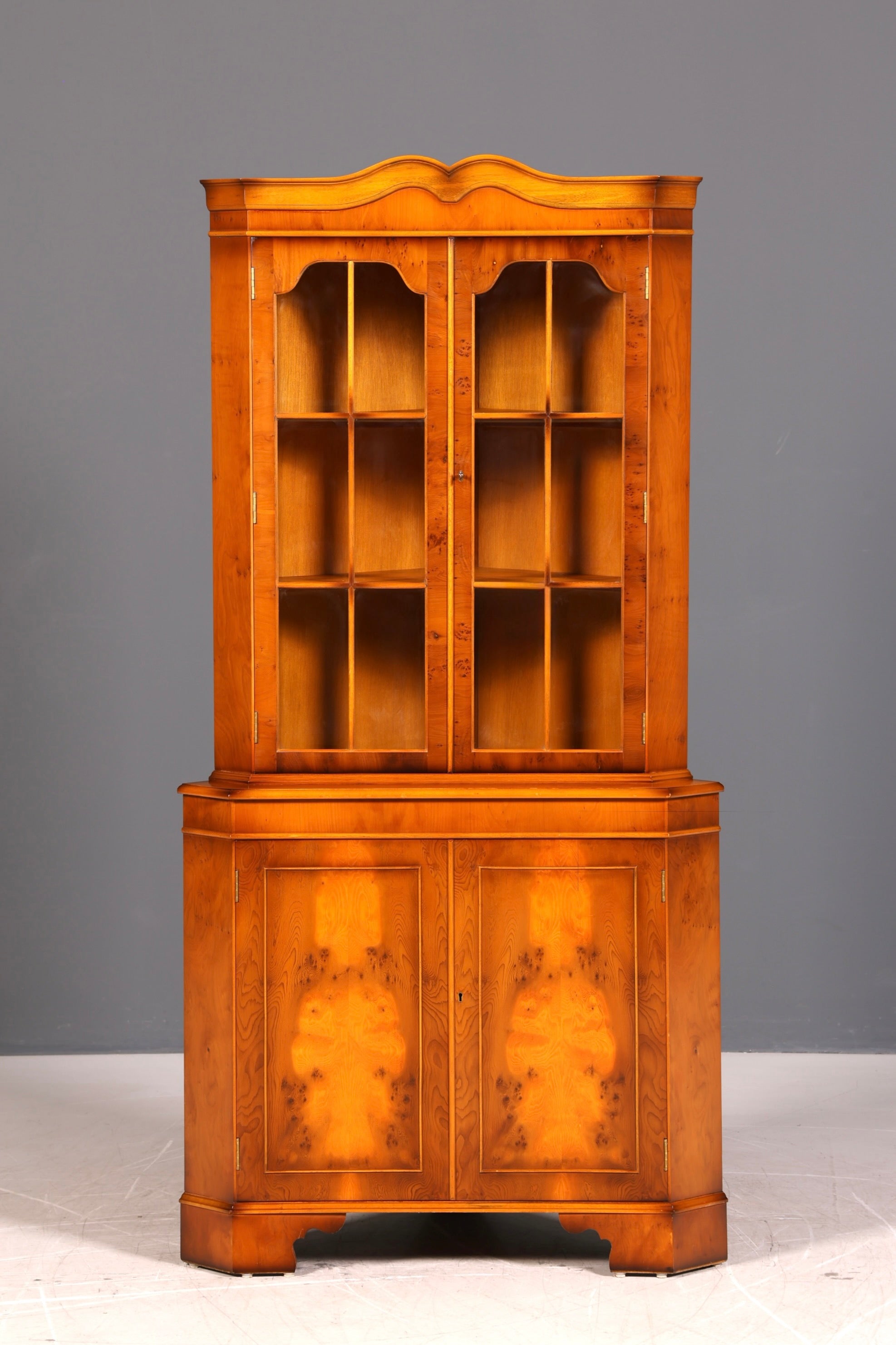 Wunderschöne Englische Eckvitrine Eibe Antik 60s Echt Holz Eckschrank Glasvitrine
