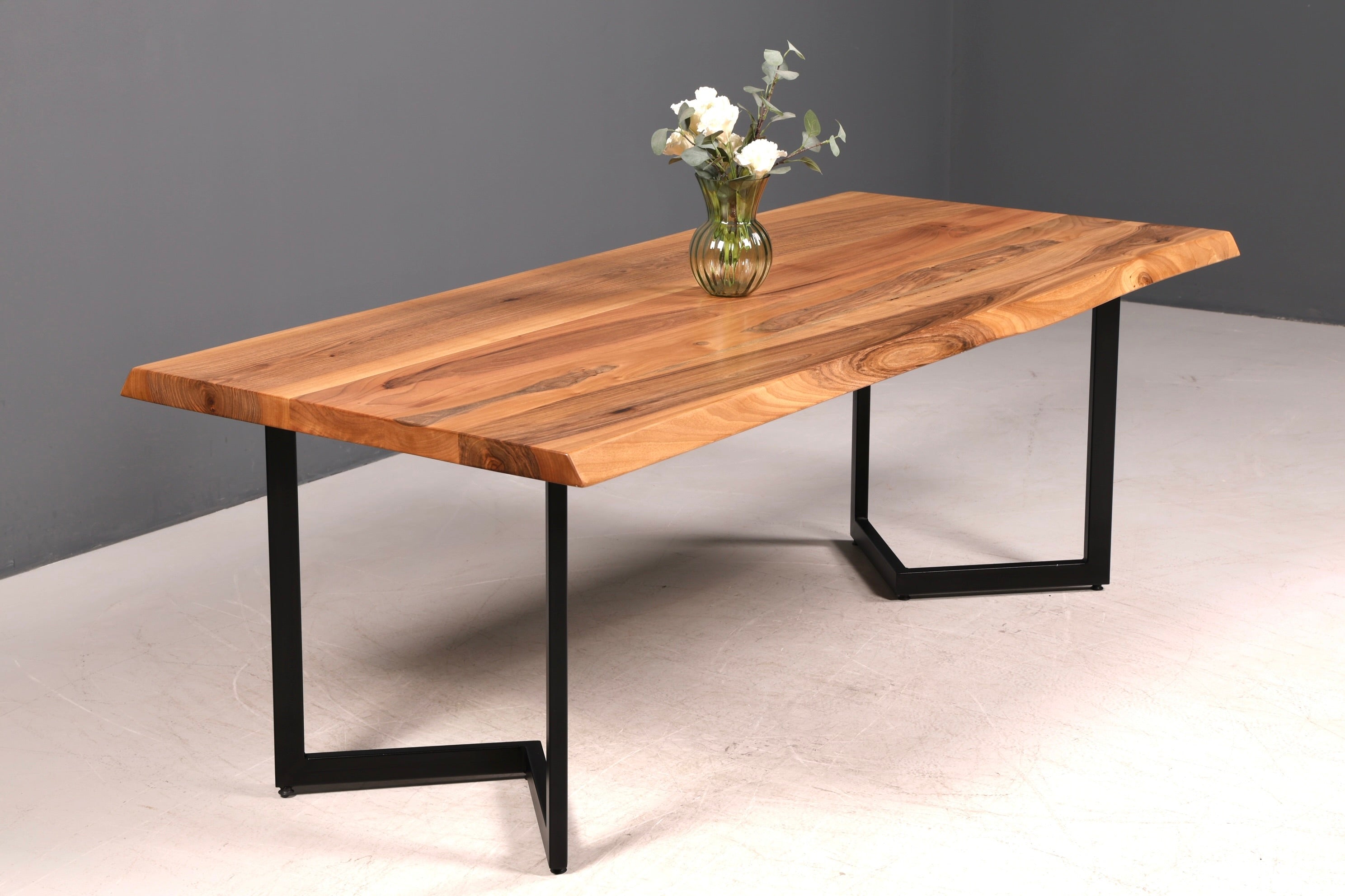 Traumhafter Nussbaum Tisch 220cm-95cm Esszimmer Tisch Baumkanten Platte massiv Holz Küchentisch