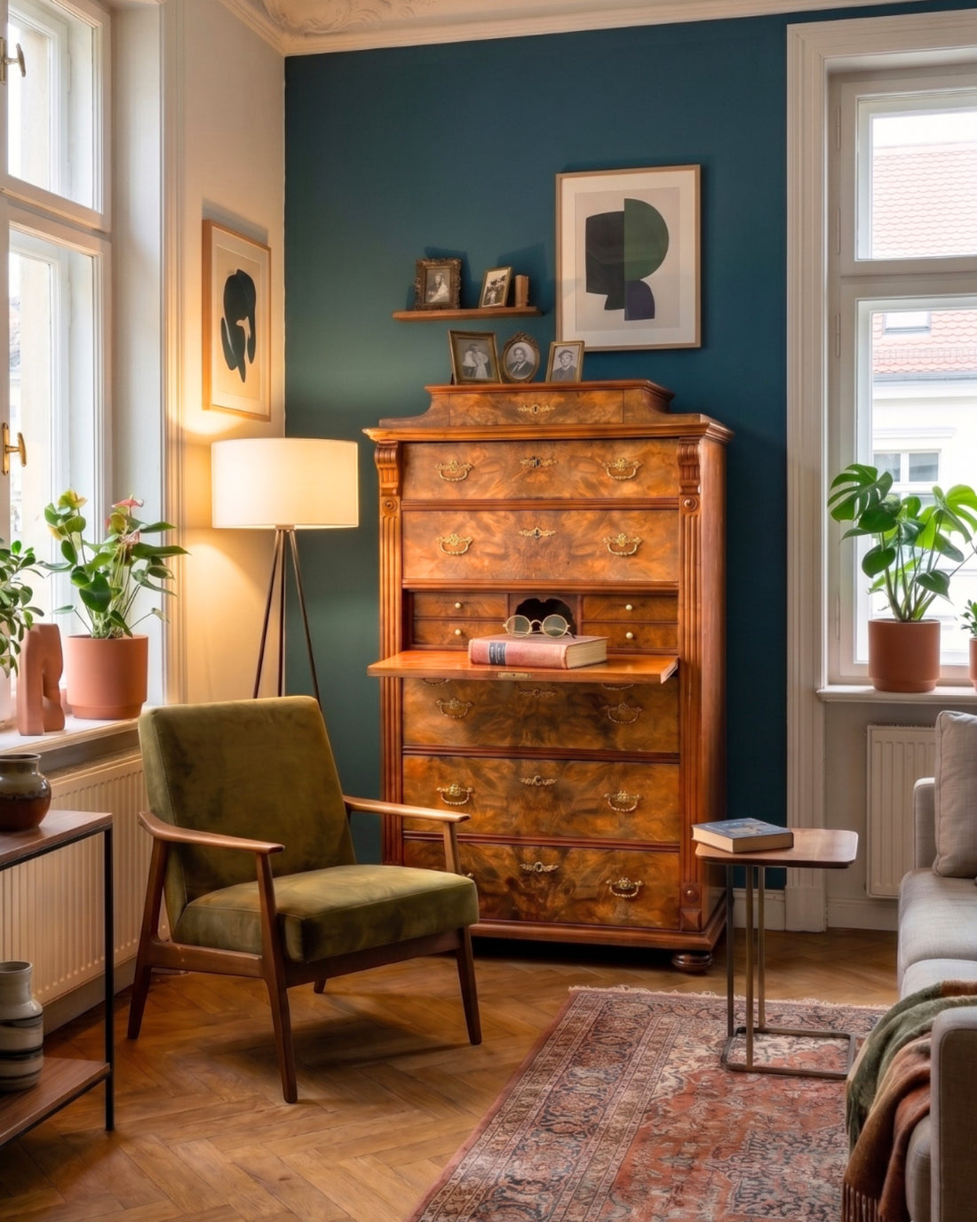 Hauptstadt Möblerei Gründerzeit Sekretär aus Echtholz mit aufwendiger Maserung in einem eleganten Wohnzimmer