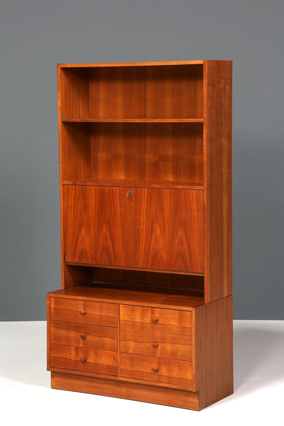 Traumhaftes Mid Century Regal im Danish Design Klapp Schrank Sekretär Retro Kommode