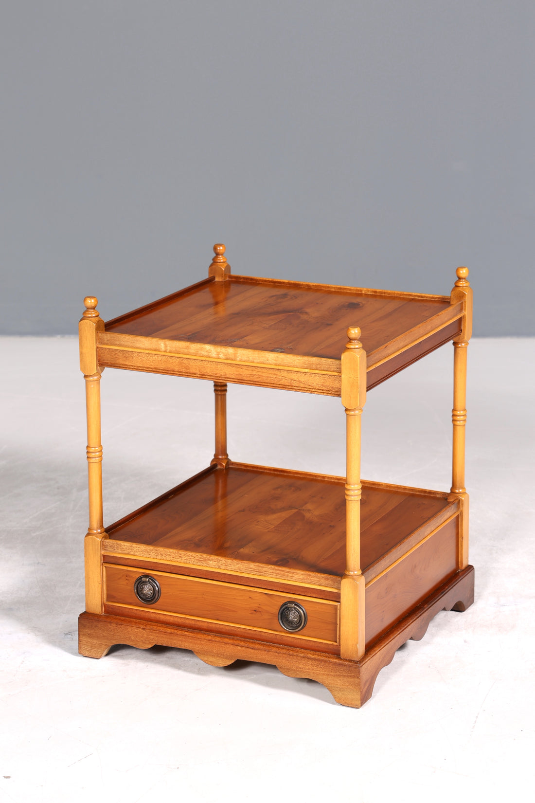 Wunderschöner Englische Beistelltisch Kommode Eibe echt Holz Nachttisch Telefontisch Ablage