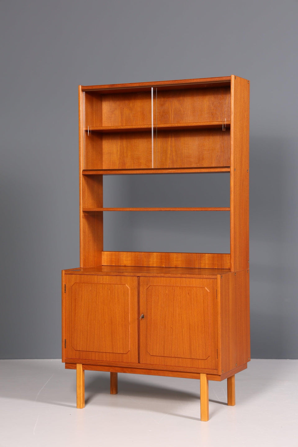Schlichtes Mid Century Regal Vintage Schrank Danish Design Kommode