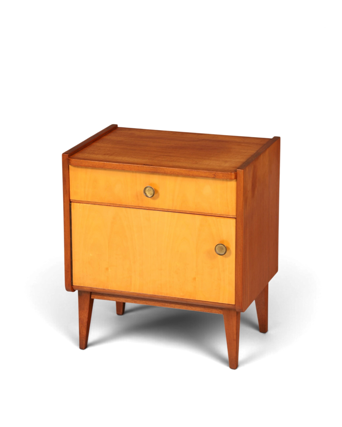 Hauptstadt Möblerei Mid Century Nachttisch aus Holz im Danish Design mit Schublade, Tür und konischen Beinen