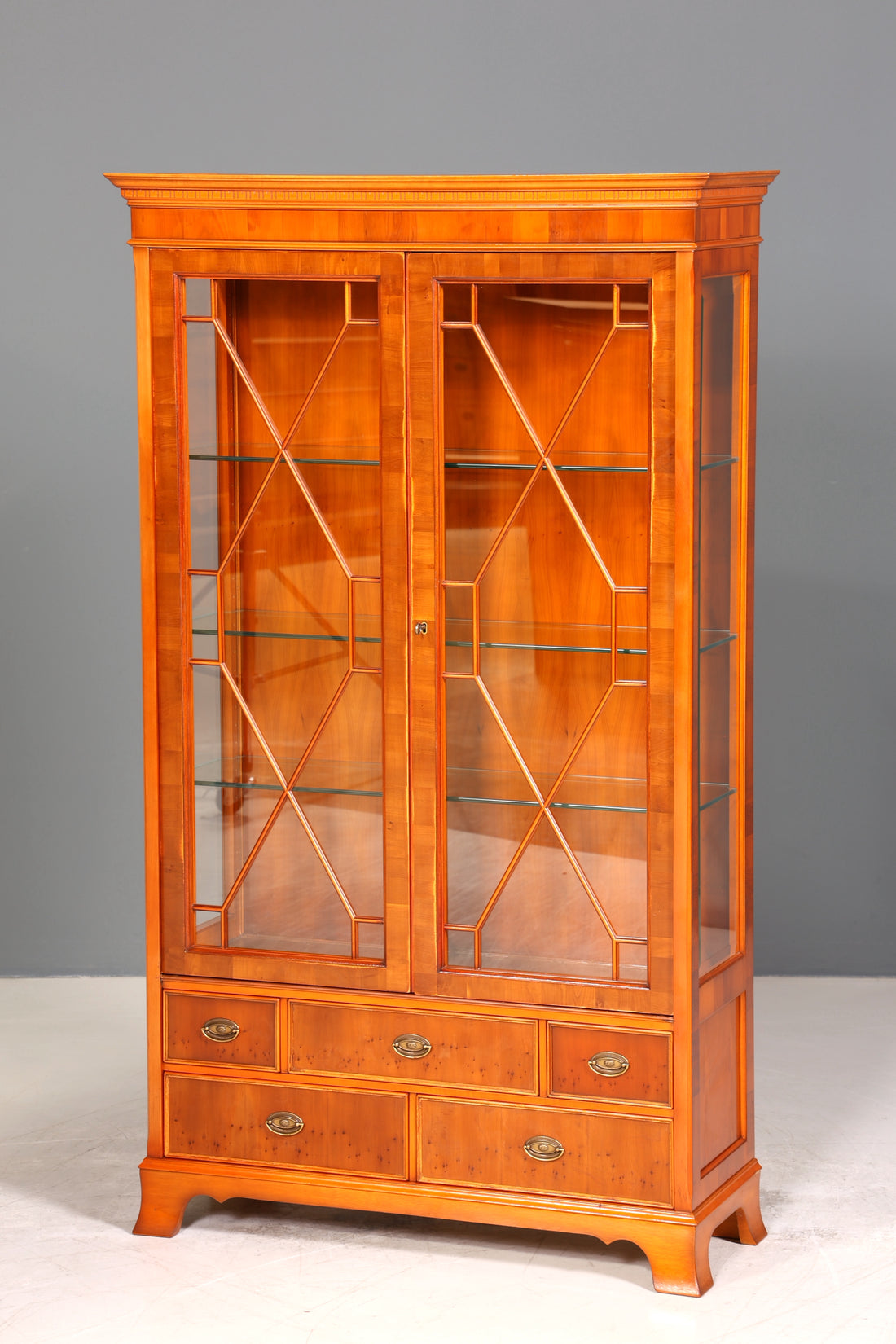 Wunderschöne Original Heldense Vitrine Englische Eibe Bücherschrank Antik Stil Glasvitrine