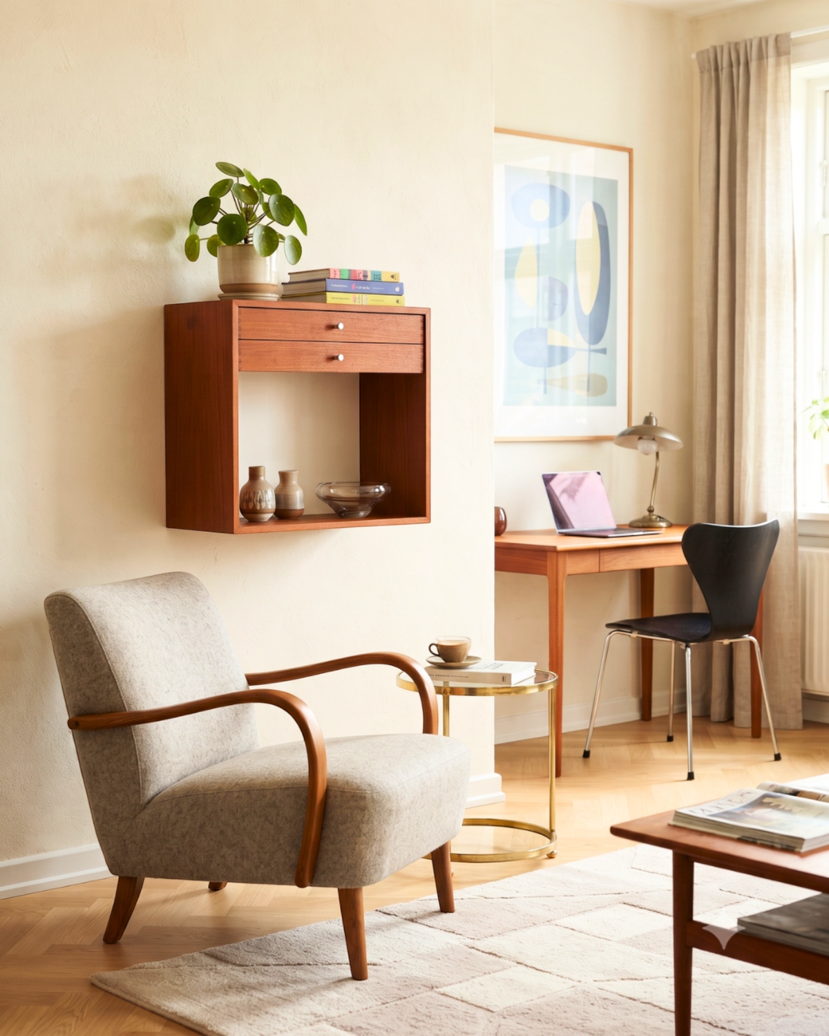 Hauptstadt Möblerei Mid Century Teak Hängeschrank von Kai Kristiansen als stilvolles Wandregal über einem Sessel